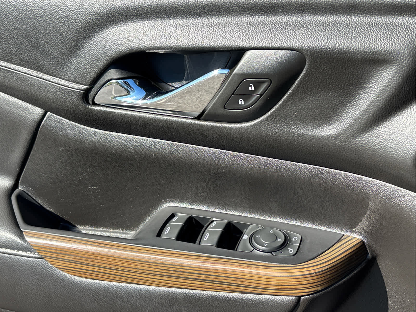 Used 2023 GMC Acadia SLE w/ Driver Convenience Package image 25