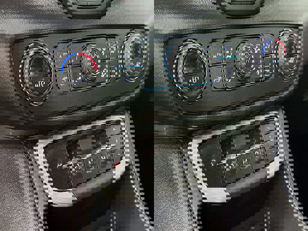 Used 2024 GMC Terrain SLT image 23