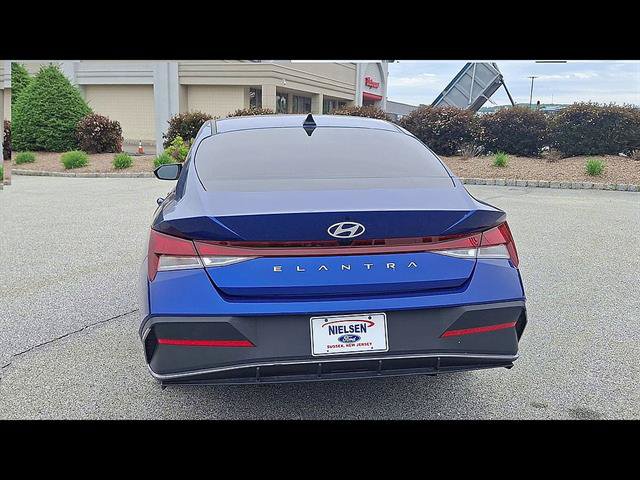 Used 2024 Hyundai Elantra SE FWD image 7