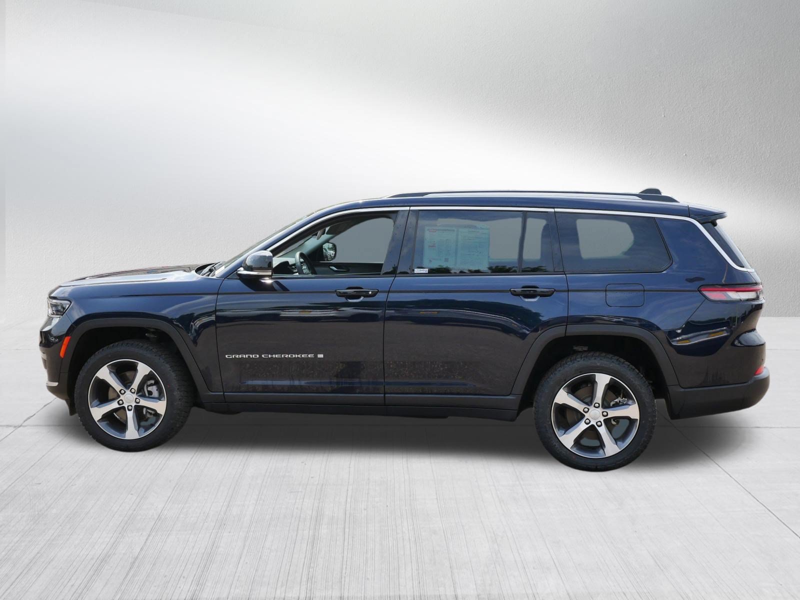 Used 2023 Jeep Grand Cherokee L Limited AWD/4WD image 4