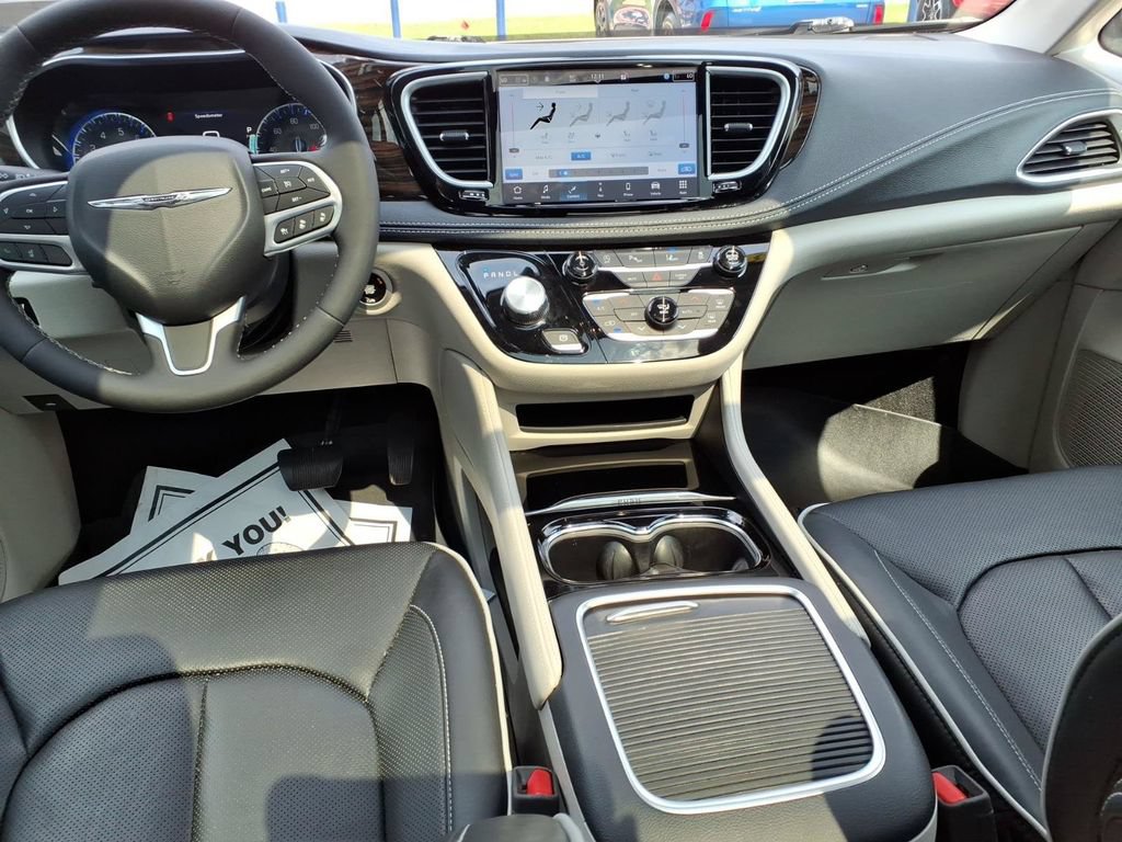 Used 2023 Chrysler Pacifica Limited AWD/4WD image 12