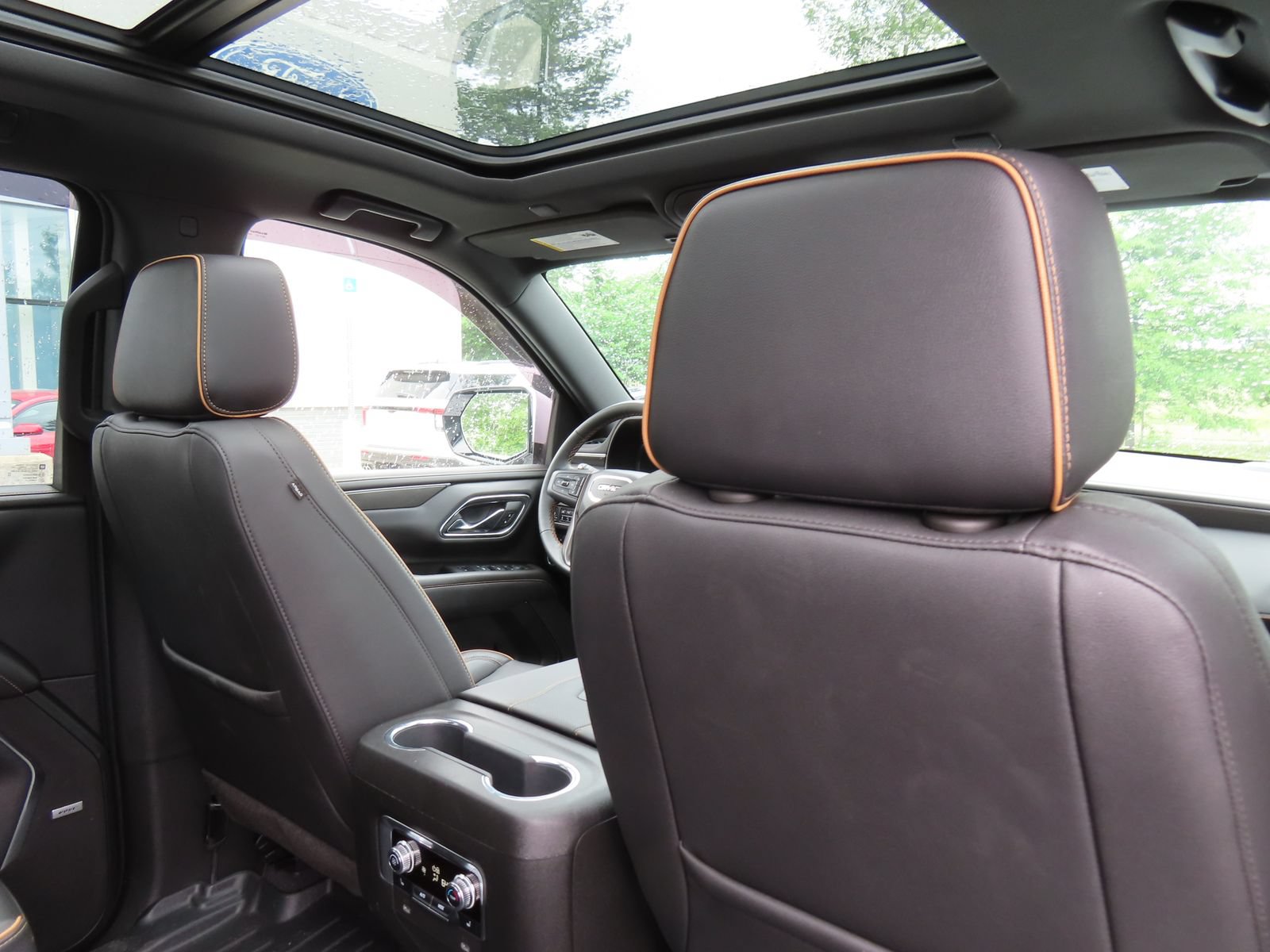 Used 2024 GMC Yukon XL AT4 w/ AT4 Premium Package AWD/4WD image 41