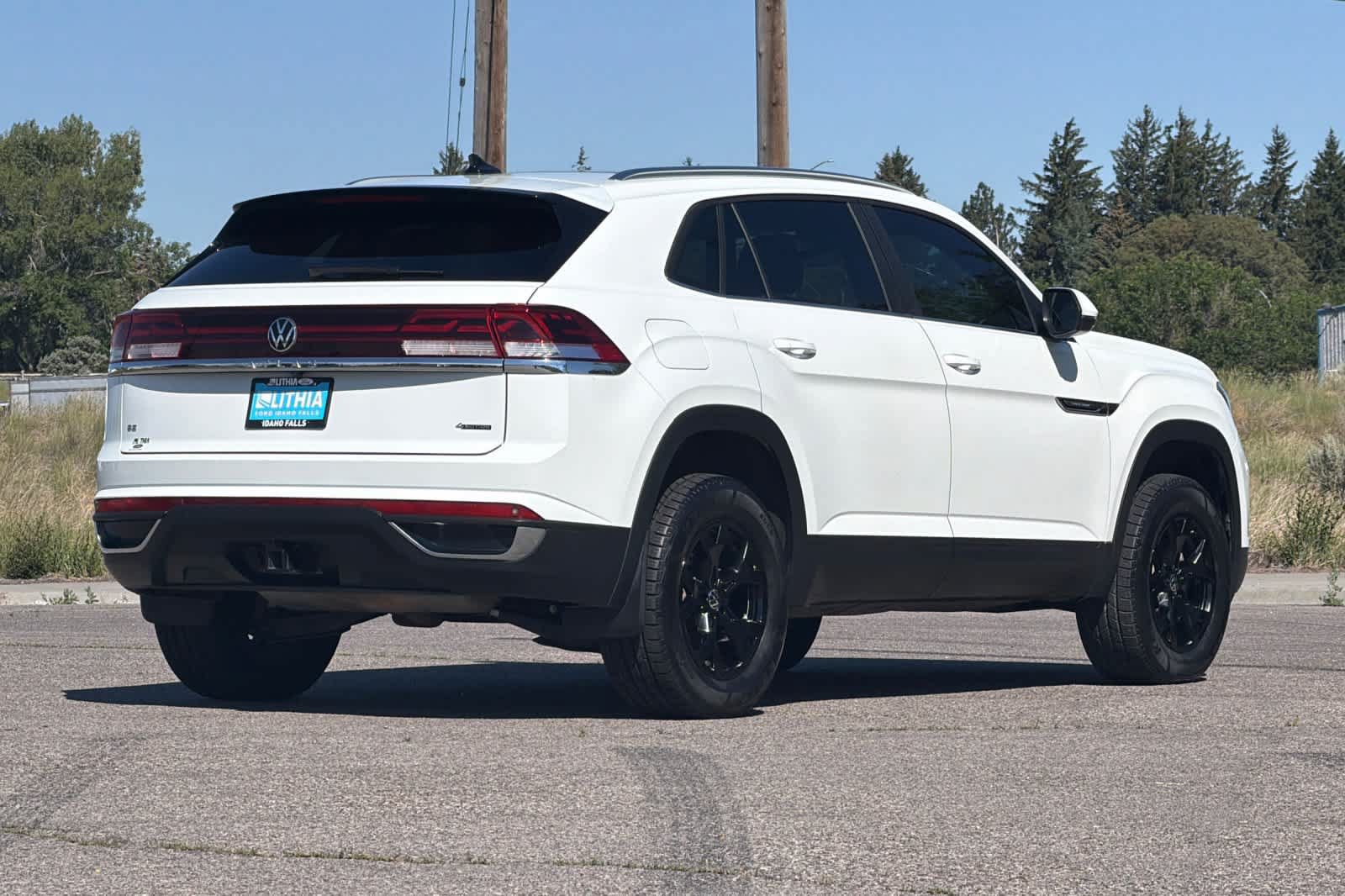 Used 2024 Volkswagen Atlas Cross Sport SE w/ Panoramic Sunroof Package AWD/4WD image 2