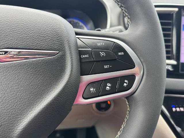 Used 2024 Chrysler Pacifica Touring-L FWD image 17