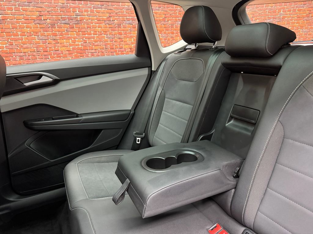 Used 2023 Volkswagen Taos SE w/ Panoramic Sunroof Package AWD/4WD image 12