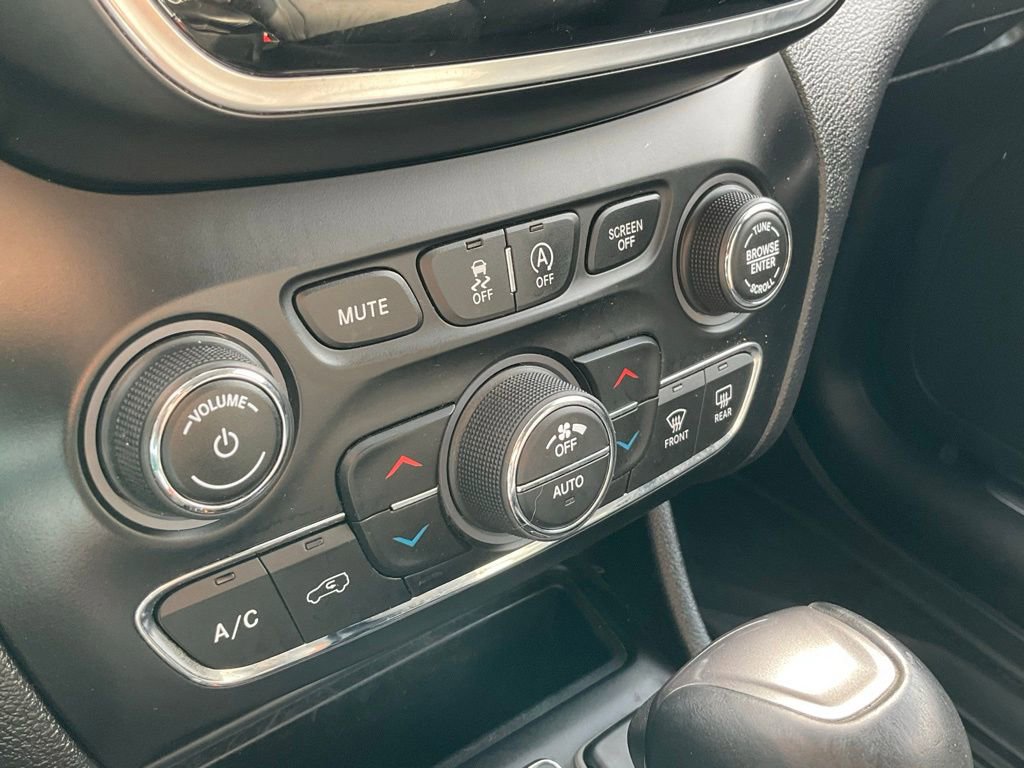 Used 2019 Jeep Cherokee Limited image 11