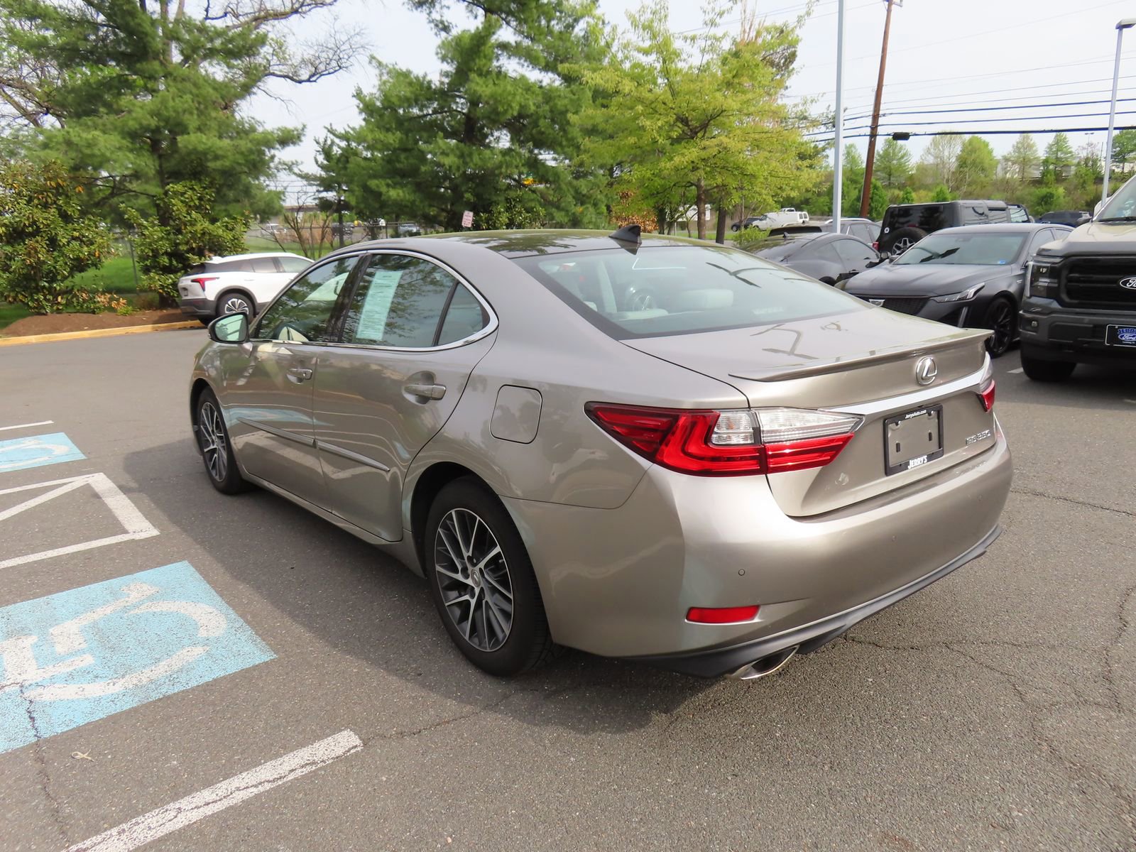 Used 2017 Lexus ES 350 w/ Luxury Package FWD image 4
