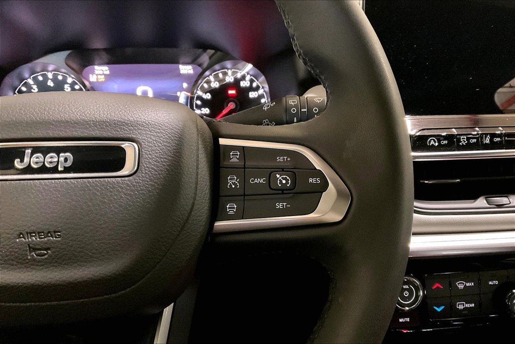 Used 2025 Jeep Compass Limited AWD/4WD image 18