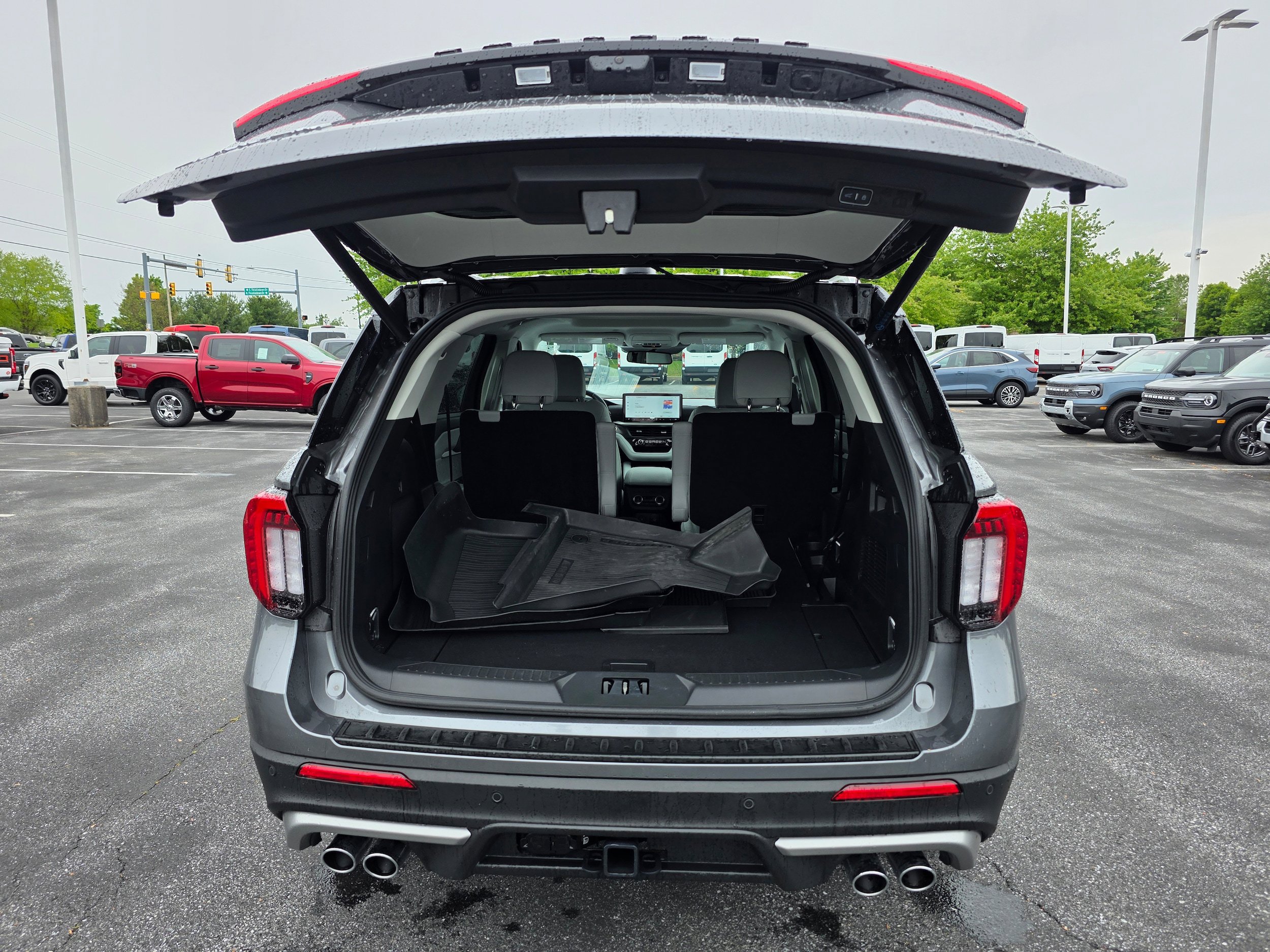 Certified 2025 Ford Explorer Platinum w/ Ultimate Package AWD/4WD image 9