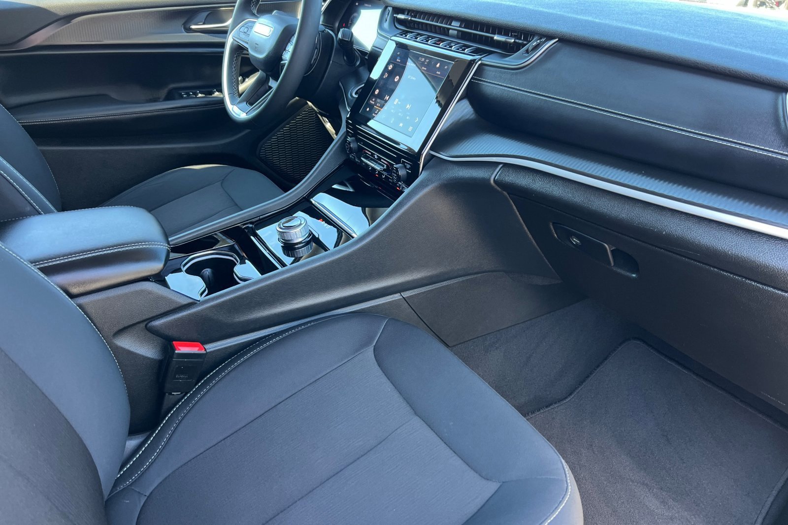 Used 2023 Jeep Grand Cherokee L Laredo image 18