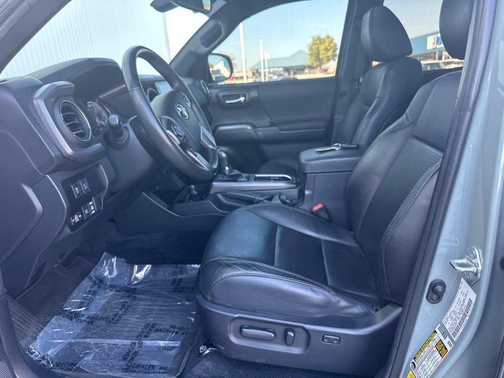 Used 2022 Toyota Tacoma TRD Off-Road w/ TRD Premium Off Road Package AWD/4WD image 14