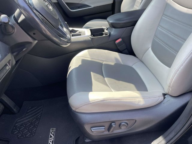 Used 2019 Toyota RAV4 XLE Premium FWD image 11