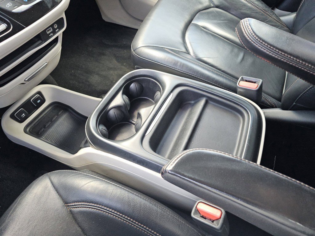 Used 2017 Chrysler Pacifica Touring-L FWD image 31