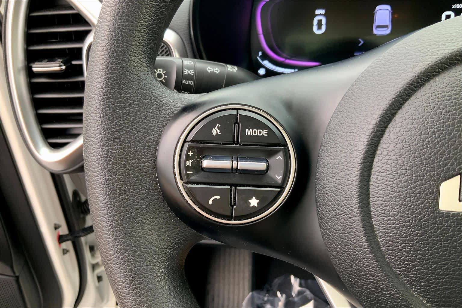 Used 2025 Kia Soul LX w/ LX Technology Package FWD image 22