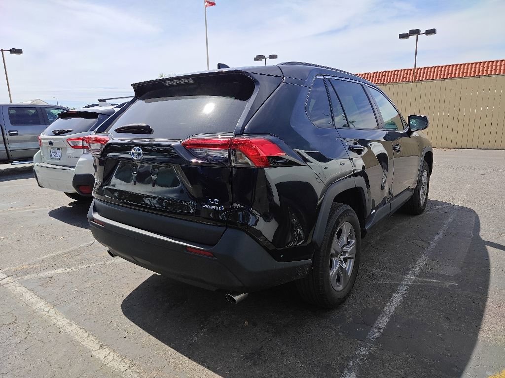 Used 2022 Toyota RAV4 LE AWD/4WD image 4
