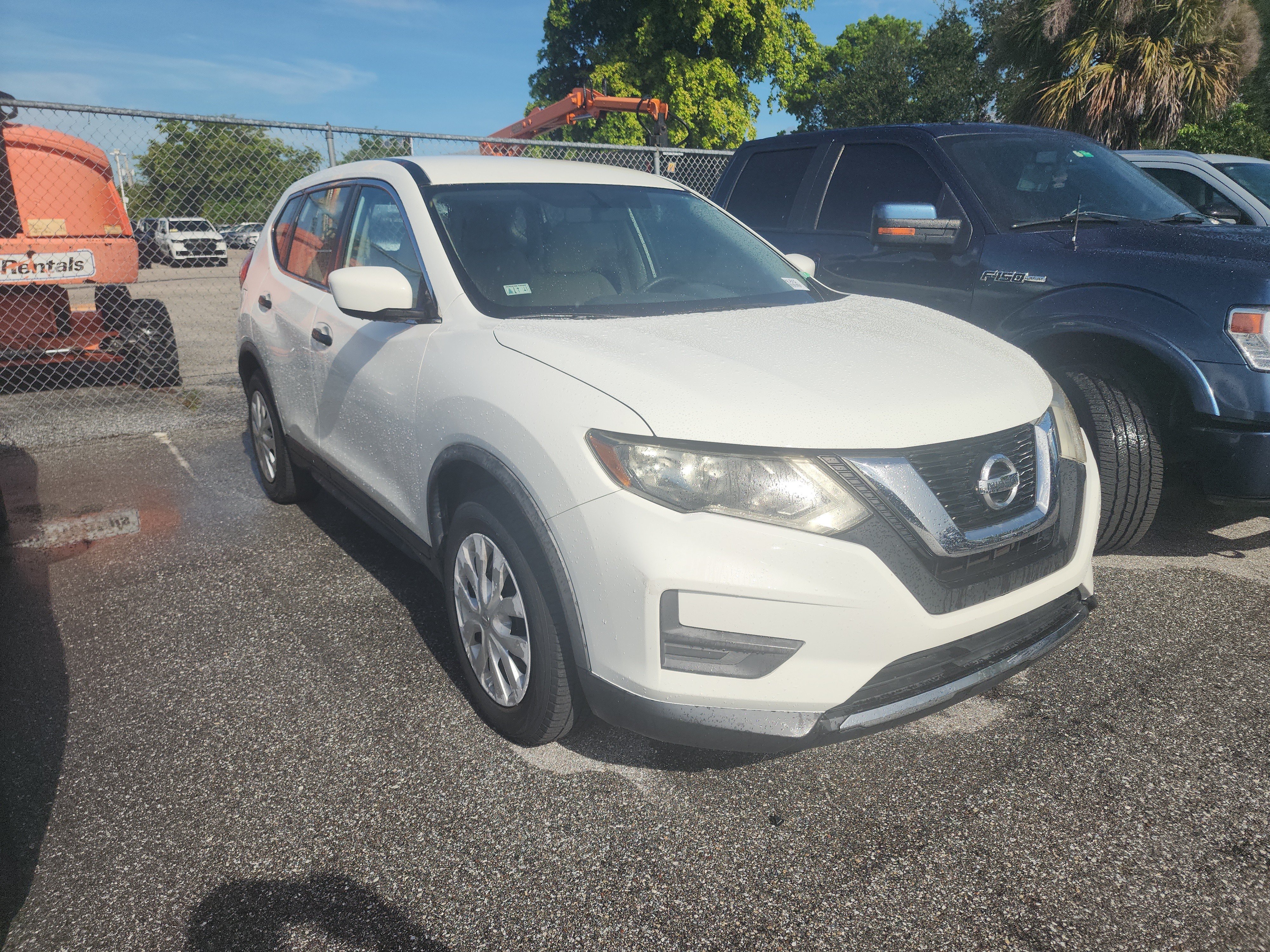 Used 2017 Nissan Rogue S FWD image 3