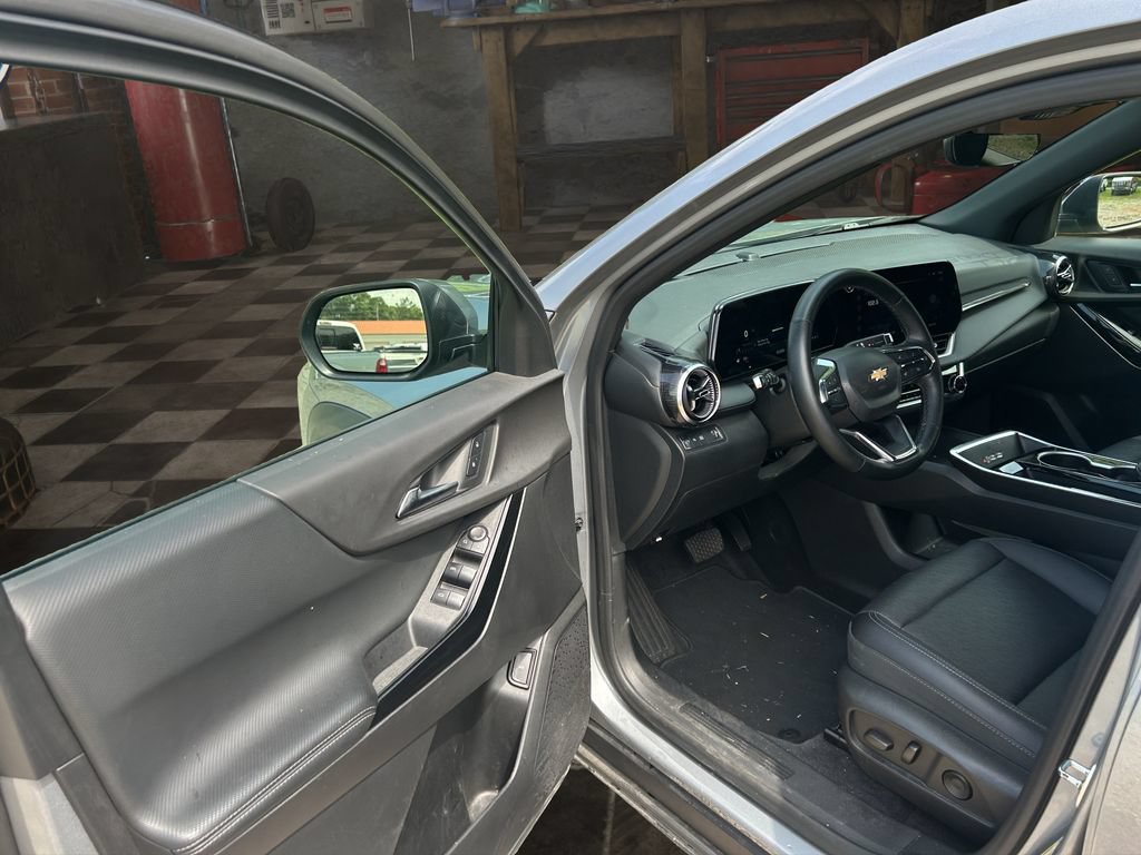 Used 2025 Chevrolet Equinox LT w/ Convenience Package II FWD image 17