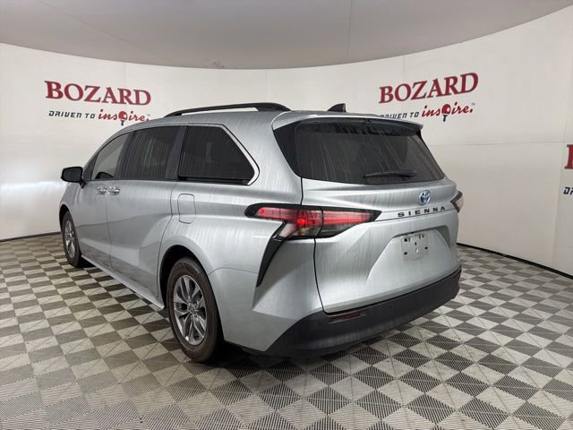 Used 2022 Toyota Sienna XLE image 3