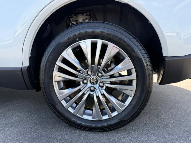 Used 2024 Toyota Venza XLE image 8