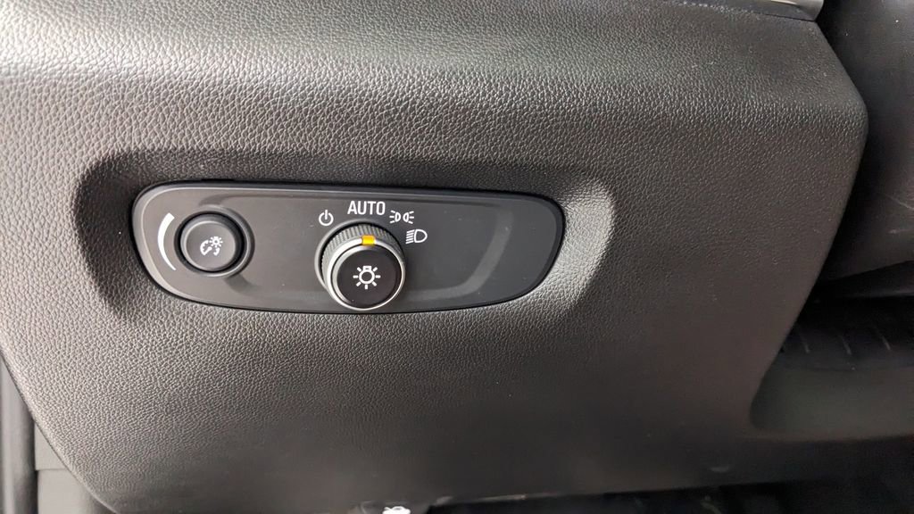 Used 2023 Chevrolet Traverse RS image 23