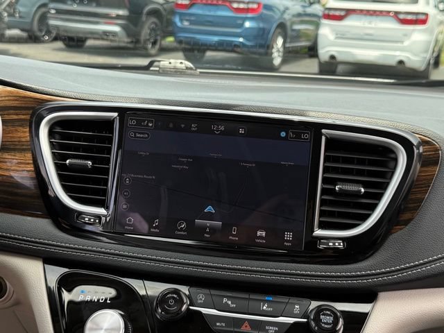 Used 2023 Chrysler Pacifica Limited FWD image 3
