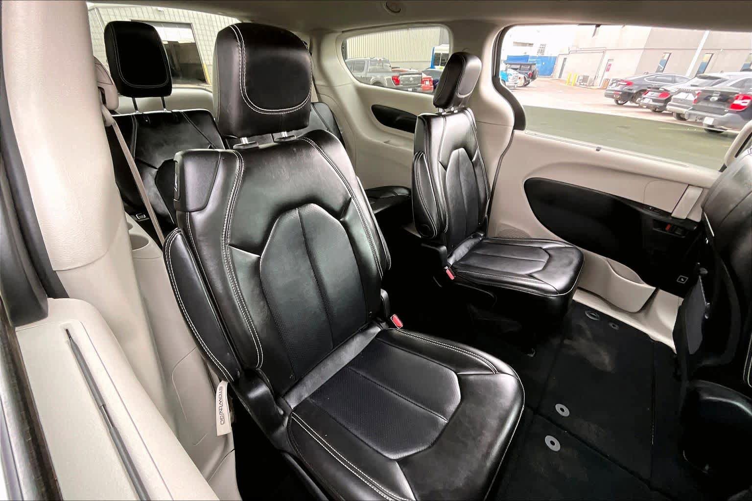 Used 2024 Chrysler Pacifica Touring-L FWD image 19