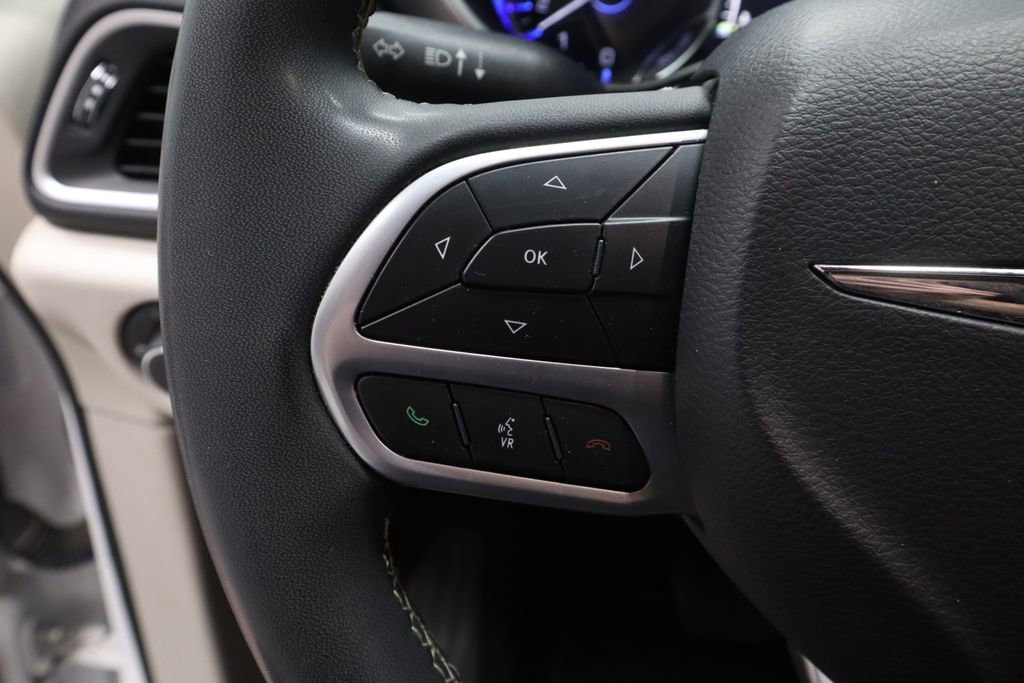 Used 2022 Chrysler Pacifica Touring-L FWD image 28