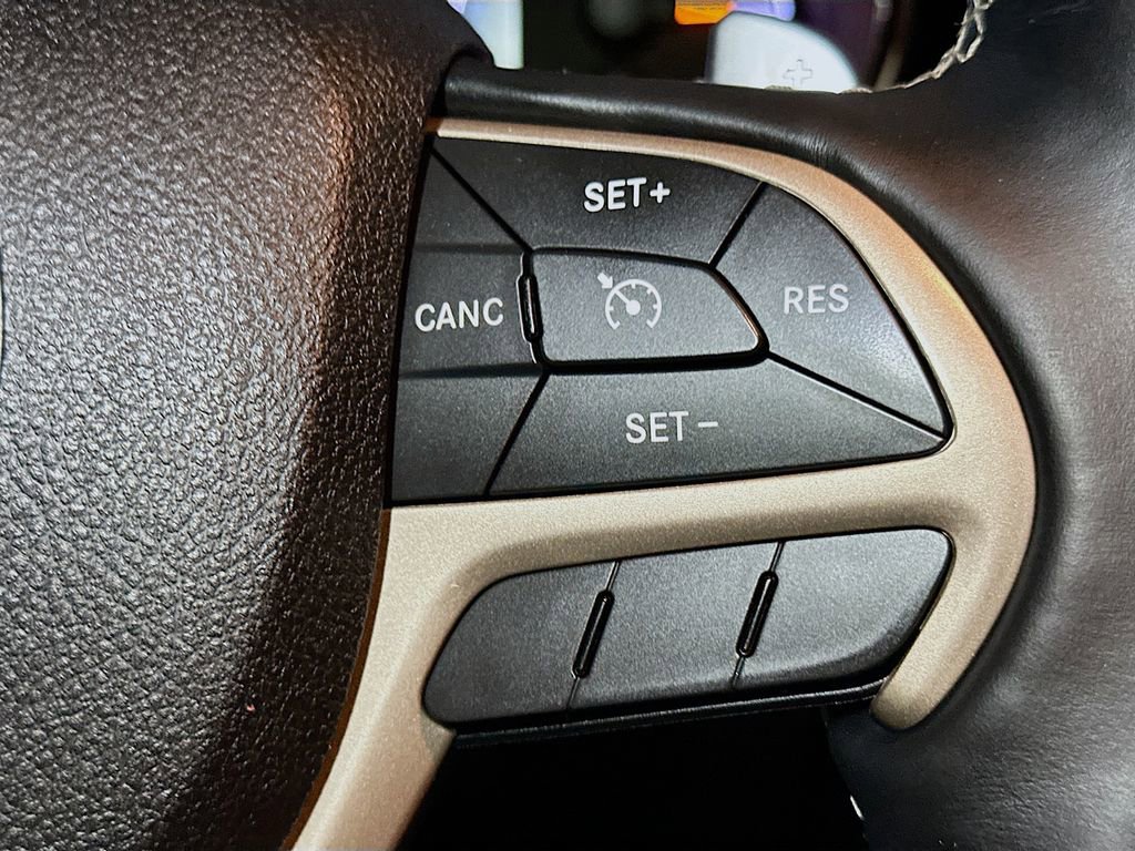 Used 2017 Jeep Grand Cherokee Limited AWD/4WD image 39