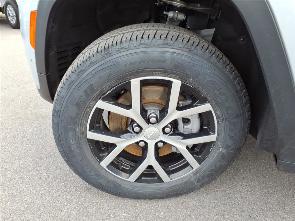 Used 2024 Jeep Grand Cherokee L Limited w/ Luxury Tech Group II image 9