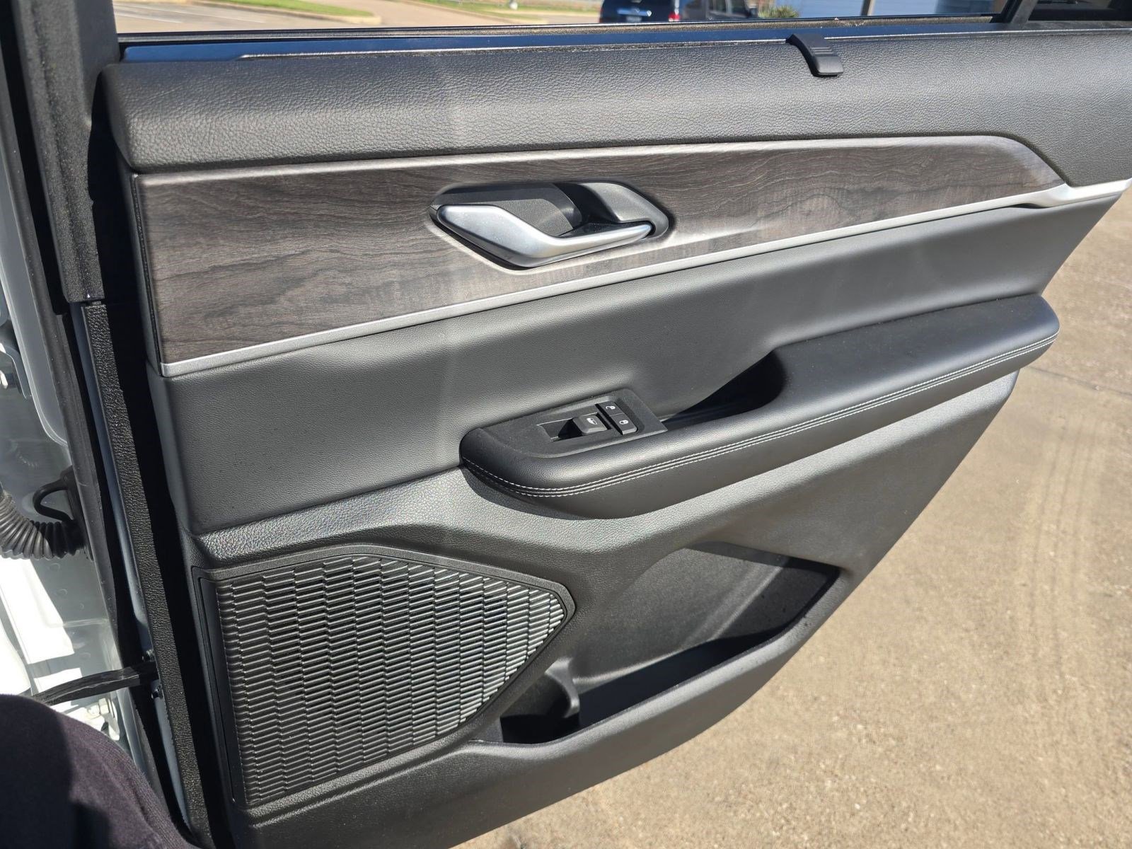 Used 2025 Jeep Grand Cherokee L Limited w/ Luxury Tech Group II image 30