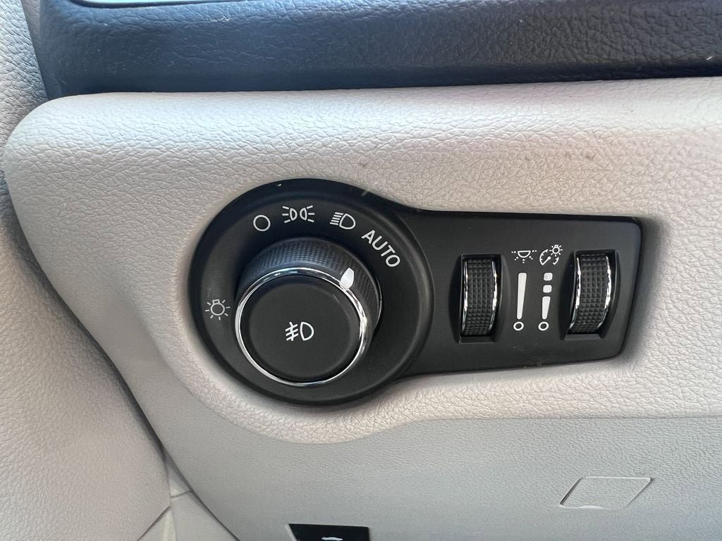 Used 2017 Chrysler Pacifica Limited w/ UConnect Theater Package FWD image 27