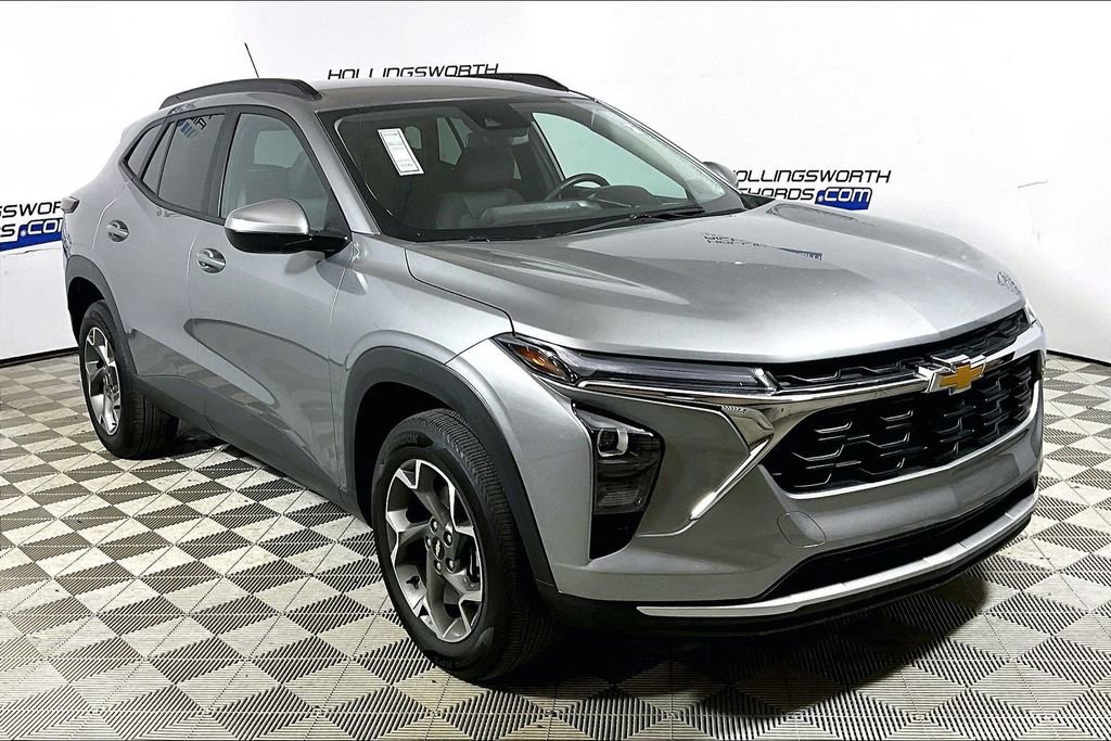 Used 2025 Chevrolet Trax LT w/ LT Convenience Package FWD image 3