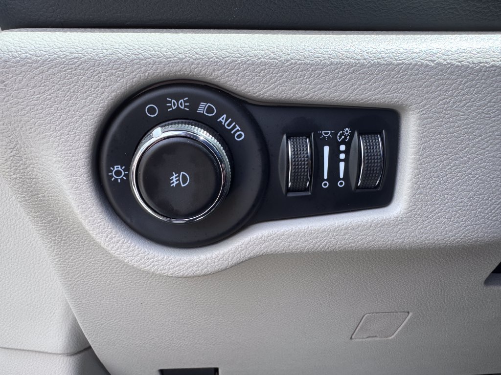 Used 2023 Chrysler Pacifica Touring-L FWD image 30