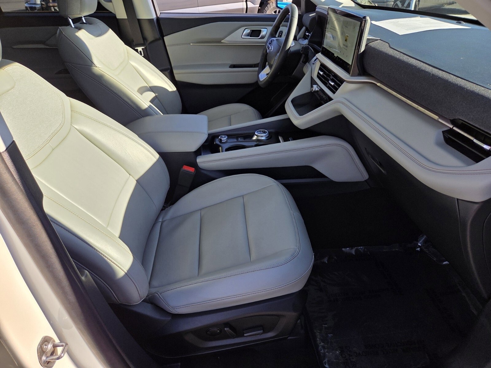 Certified 2025 Ford Explorer Active w/ Active Comfort Package image 17