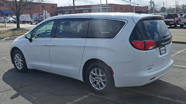 Used 2022 Chrysler Voyager LX image 4