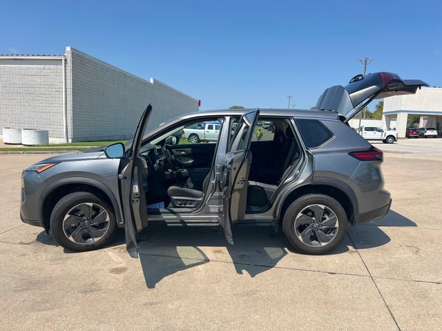 Used 2025 Nissan Rogue SV AWD/4WD image 4