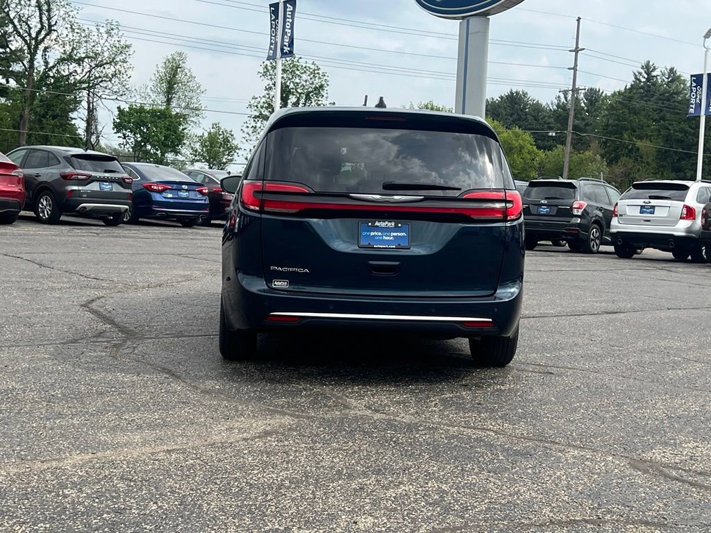 Used 2023 Chrysler Pacifica Touring-L FWD image 8