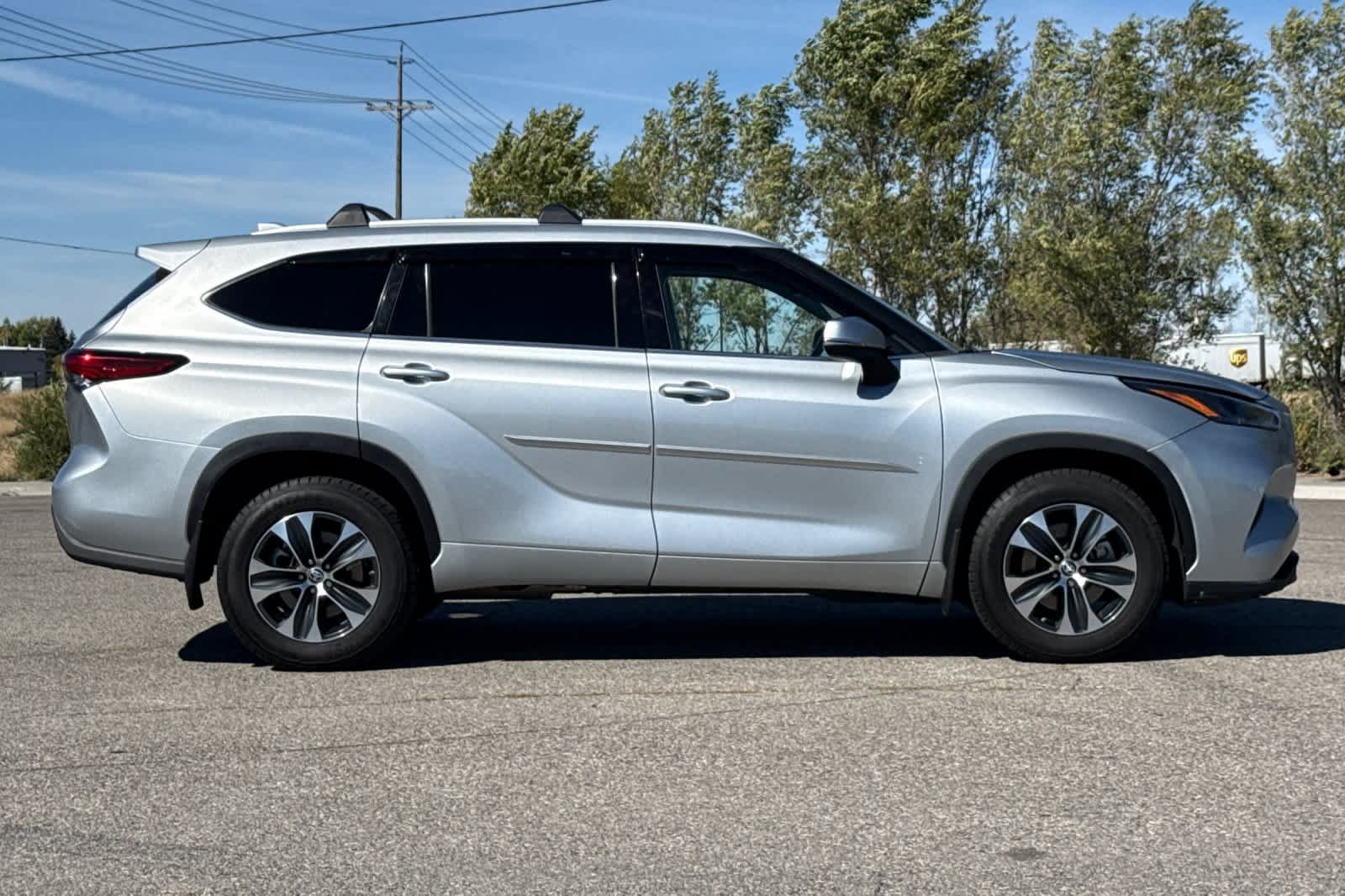 Used 2022 Toyota Highlander XLE AWD/4WD image 7