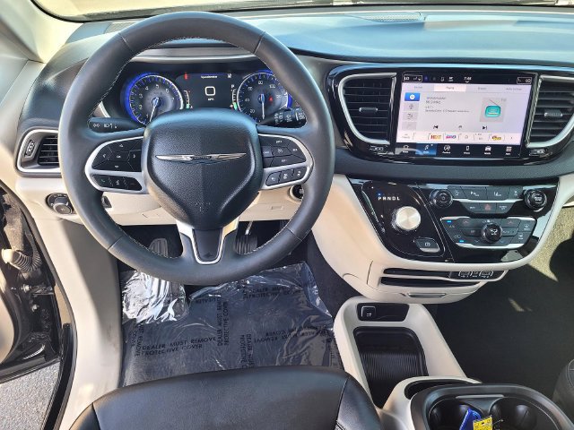 Used 2024 Chrysler Pacifica Touring-L FWD image 9