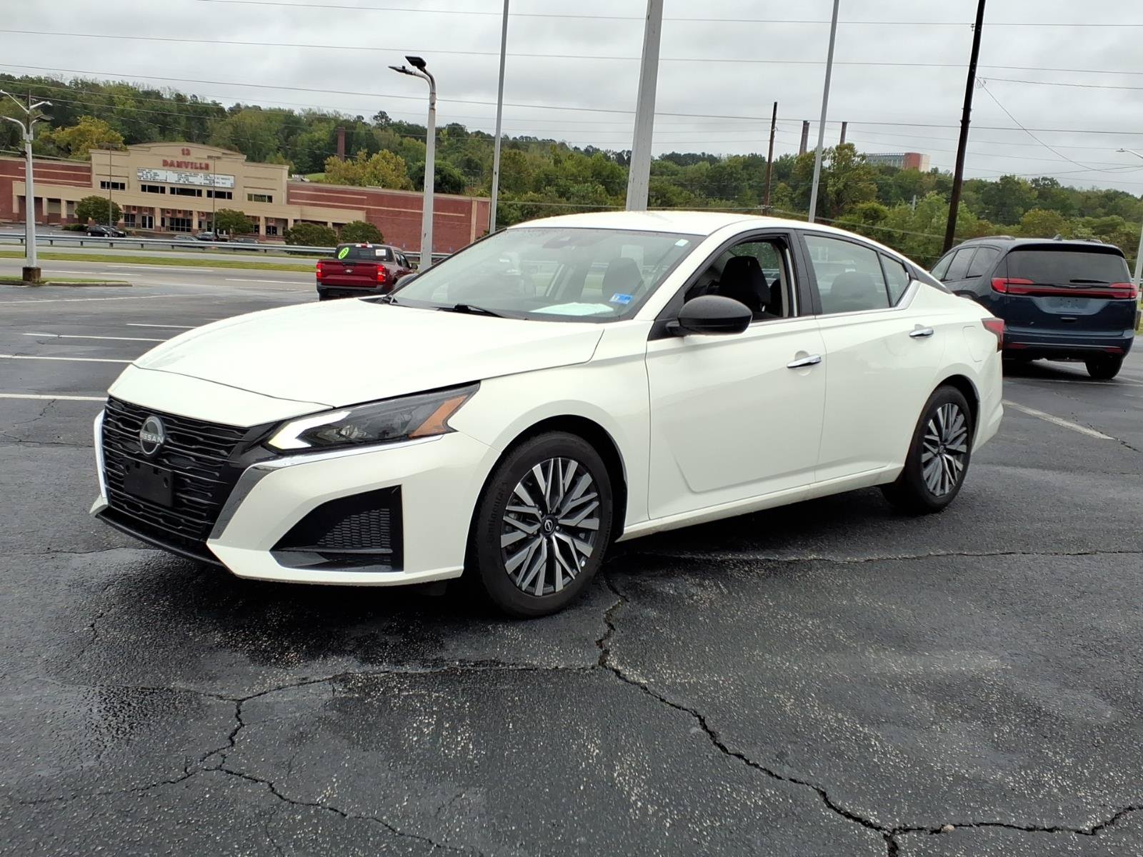 Used 2025 Nissan Altima 2.5 SV FWD image 4