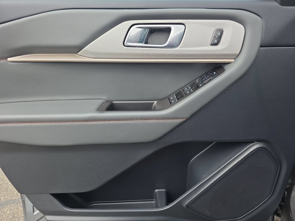 Certified 2025 Ford Explorer Active AWD/4WD image 17
