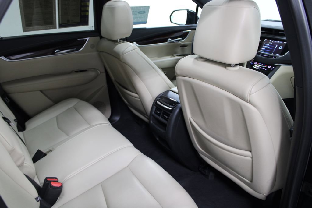 Used 2018 Cadillac XT5 Premium Luxury FWD image 32