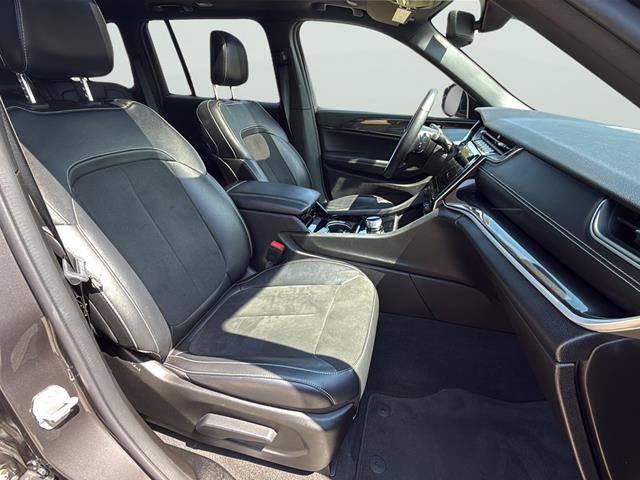 Used 2022 Jeep Grand Cherokee Altitude AWD/4WD image 14