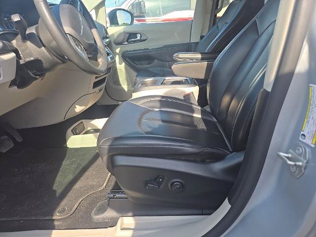 Used 2023 Chrysler Pacifica Touring-L FWD image 5