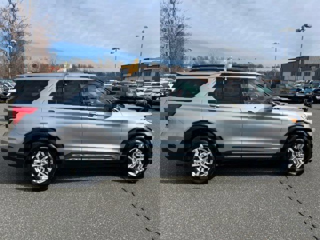 Certified 2022 Ford Explorer XLT w/ Equipment Group 202A image 6
