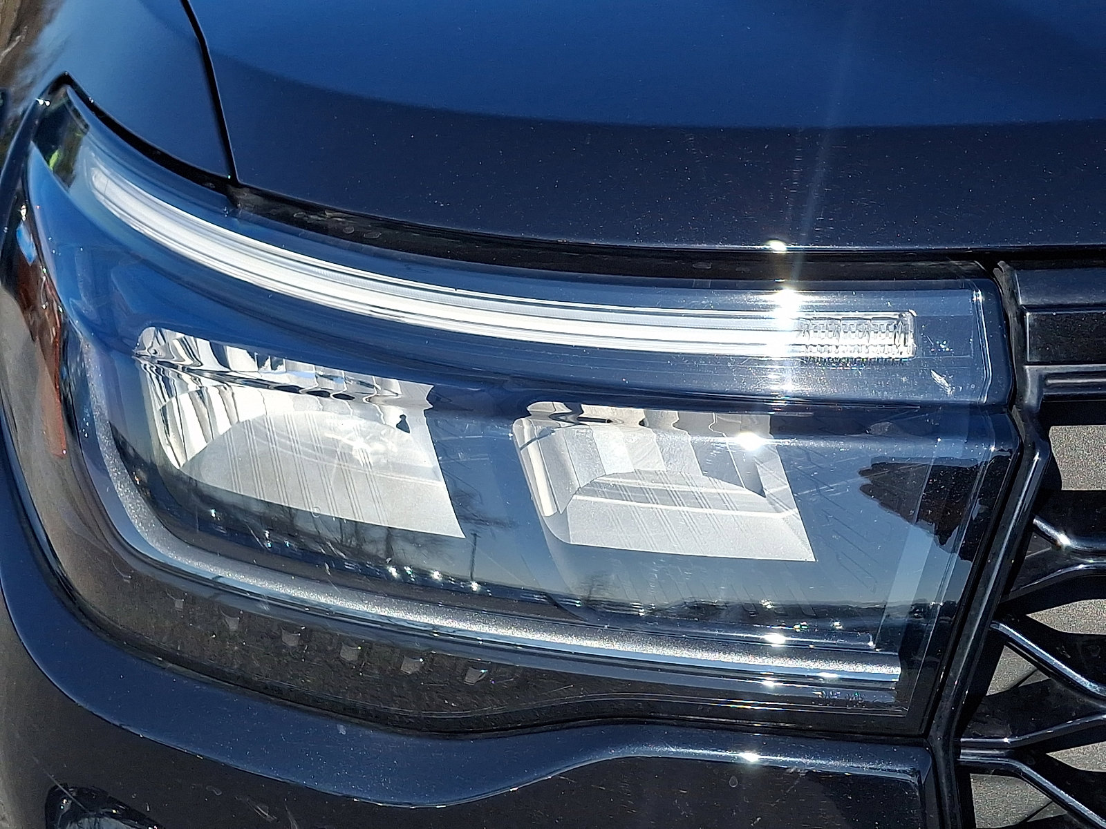 Certified 2025 Ford Explorer ST-Line w/ Premium Package AWD/4WD image 9
