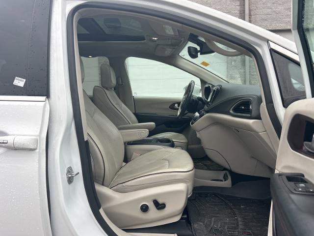 Used 2020 Chrysler Pacifica Limited image 27