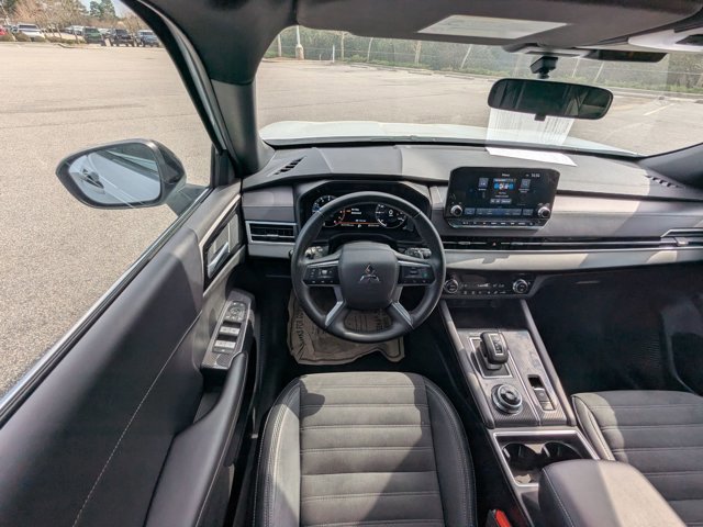 Used 2023 Mitsubishi Outlander SE image 33