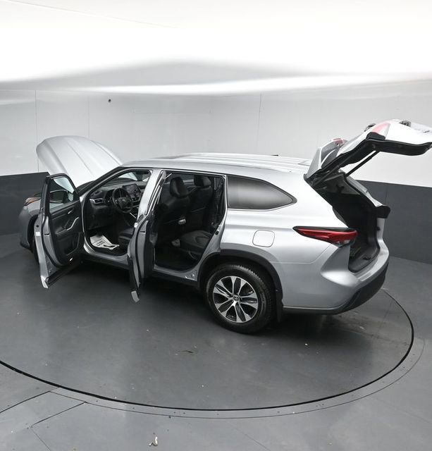 Used 2021 Toyota Highlander XLE AWD/4WD image 54