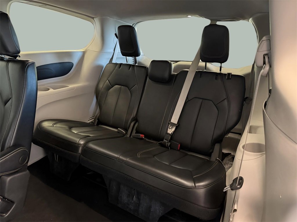 Used 2023 Chrysler Pacifica Touring-L image 25